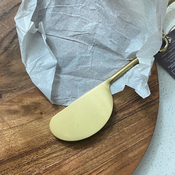 NEW Round Charcuterie Board “Cheers” engraved in Gold Metal with Cheese Knife - Picture 5 of 9